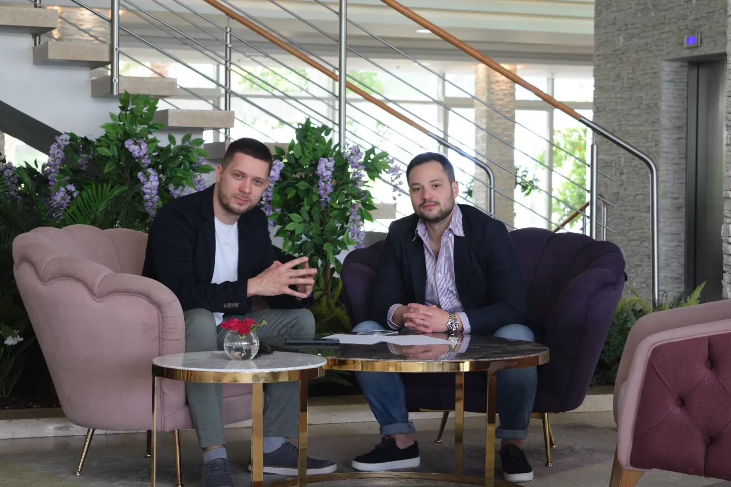 Leon Spanic e Karlo Bajza seduti insieme al SaaStanak 2025