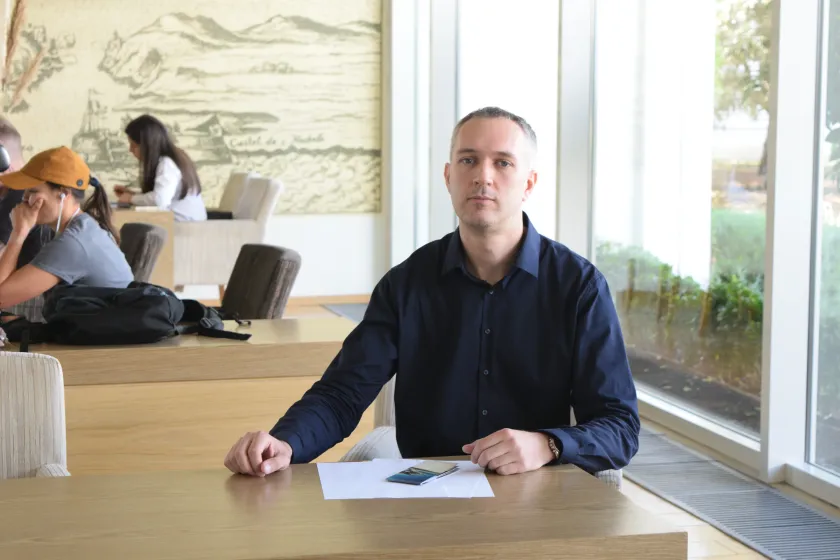 Matija Spanic alla sua scrivania